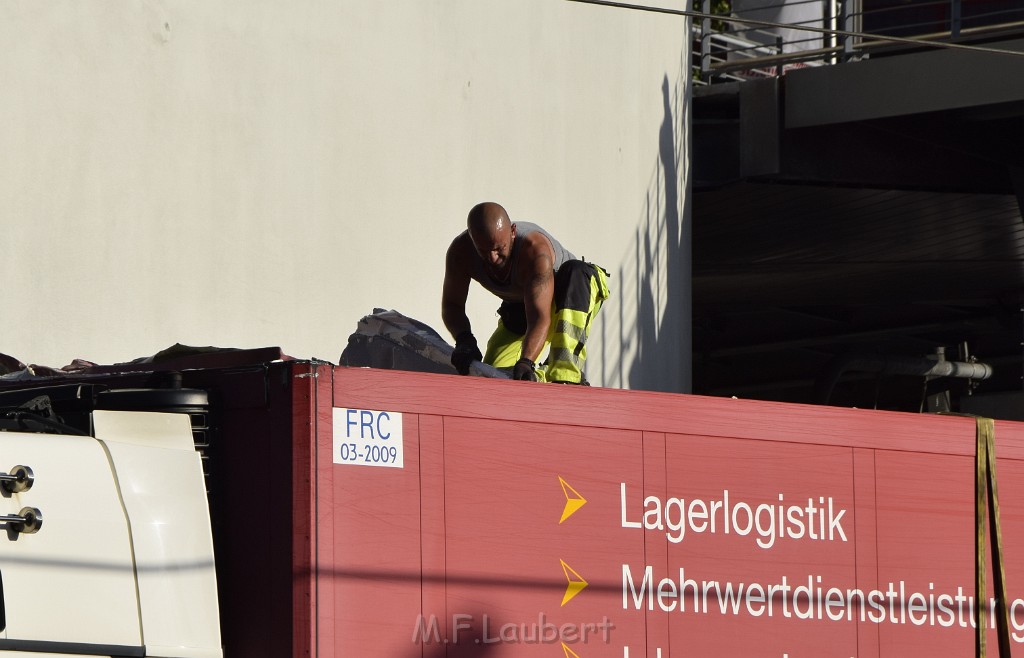 LKW blieb unter Bruecke haengen Koeln Deutz Opladenerstr Deutz Muelheimerstr P161.JPG - Miklos Laubert